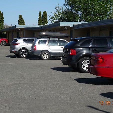 Hospitality Inn Kamloops Bagian luar foto