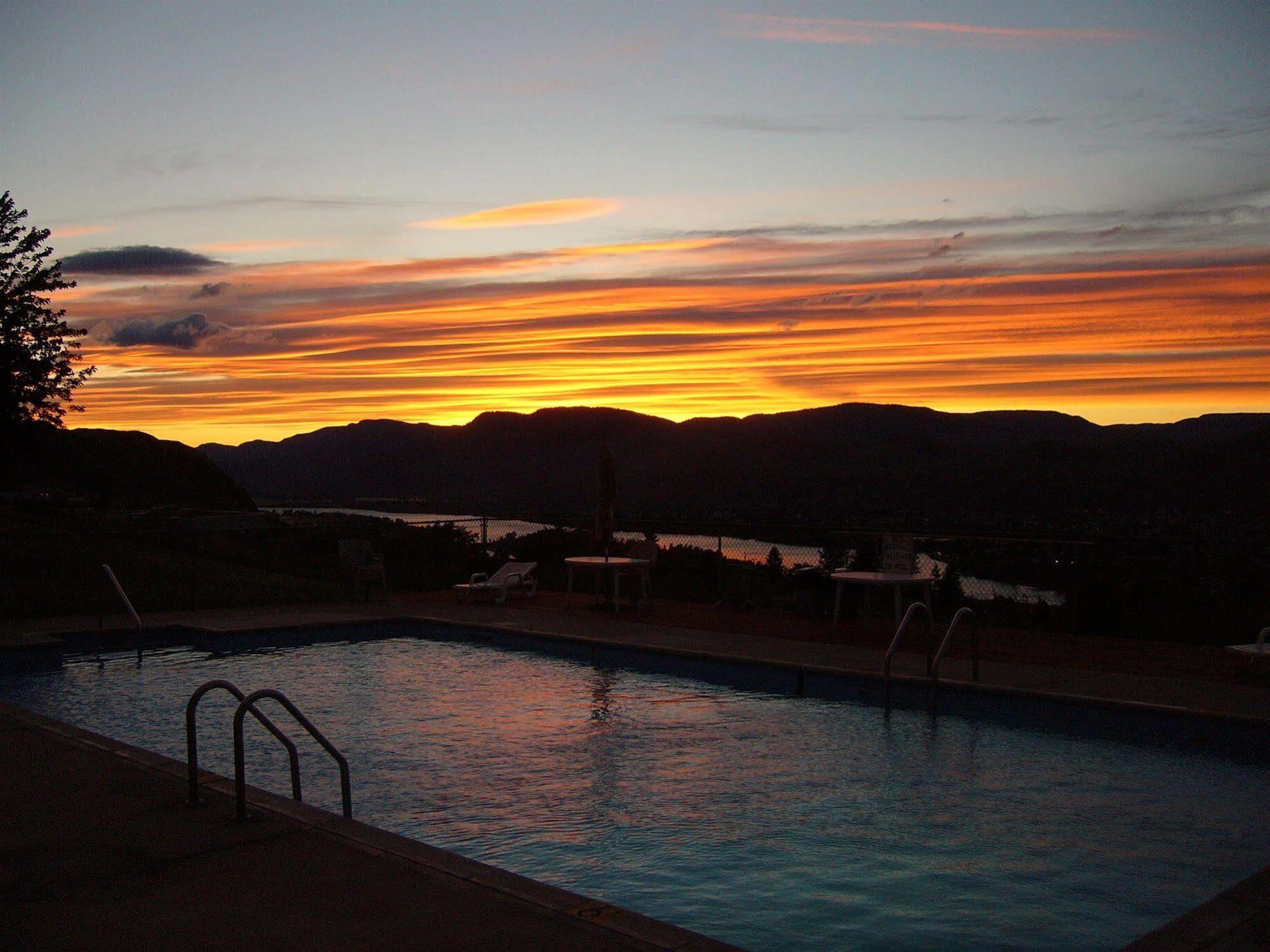Hospitality Inn Kamloops Bagian luar foto