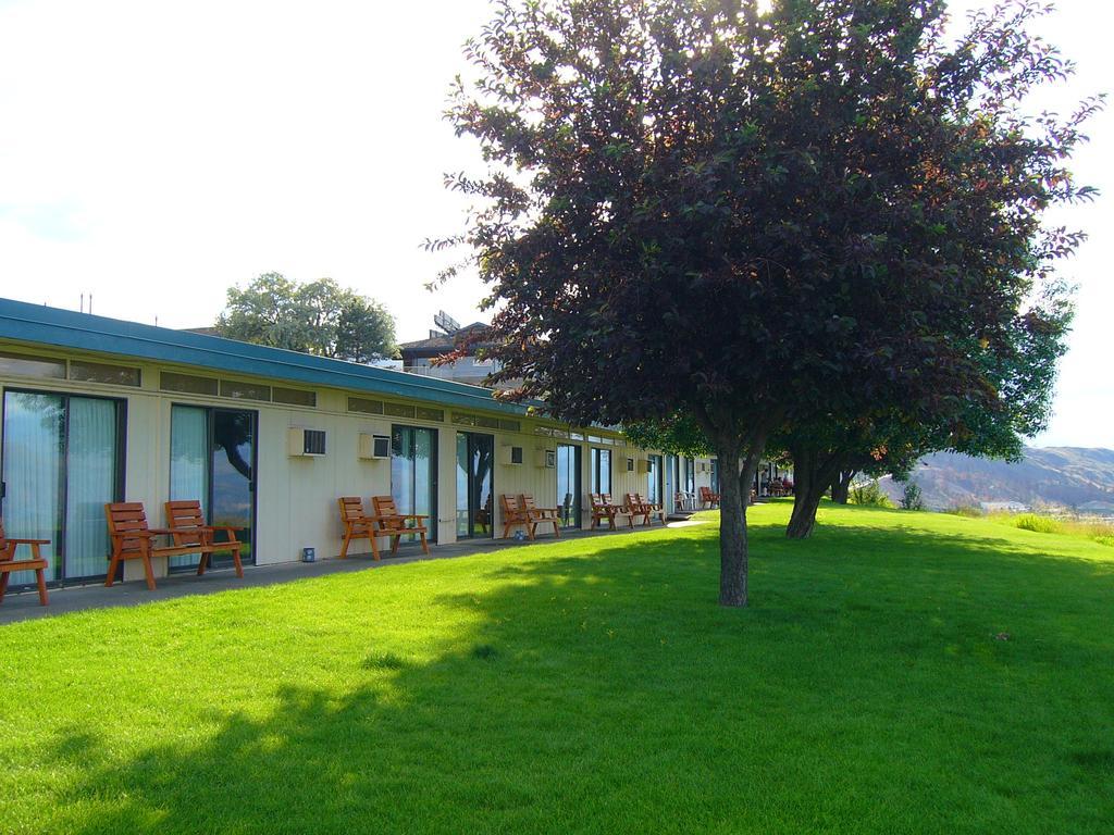 Hospitality Inn Kamloops Bagian luar foto