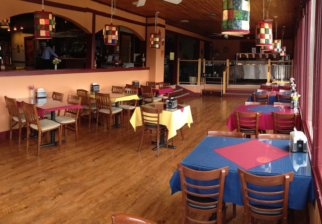 Hospitality Inn Kamloops Bagian luar foto