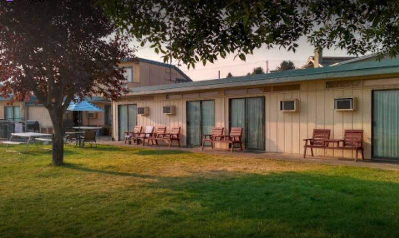 Hospitality Inn Kamloops Bagian luar foto