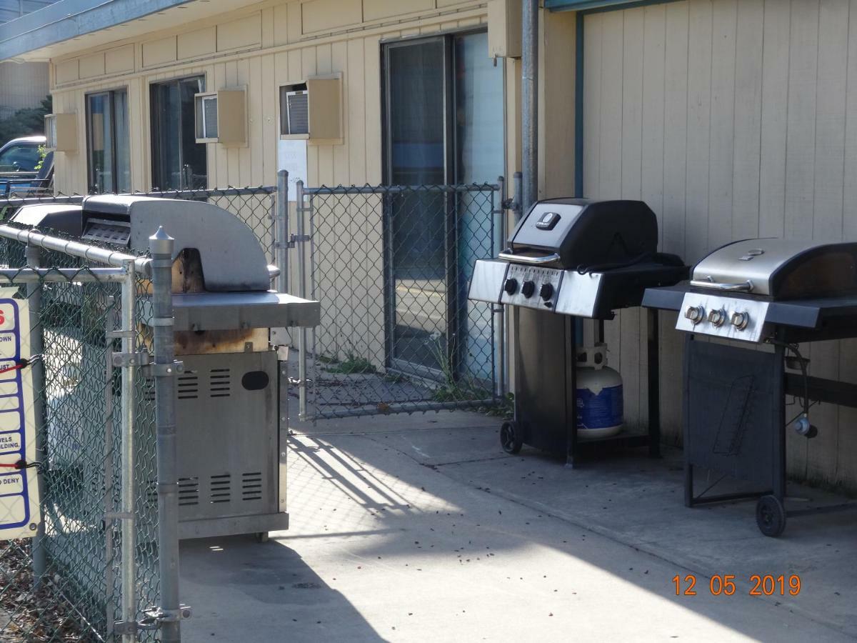 Hospitality Inn Kamloops Bagian luar foto