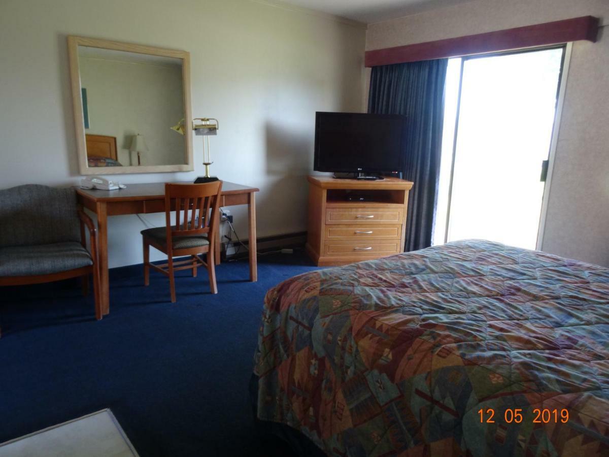 Hospitality Inn Kamloops Bagian luar foto