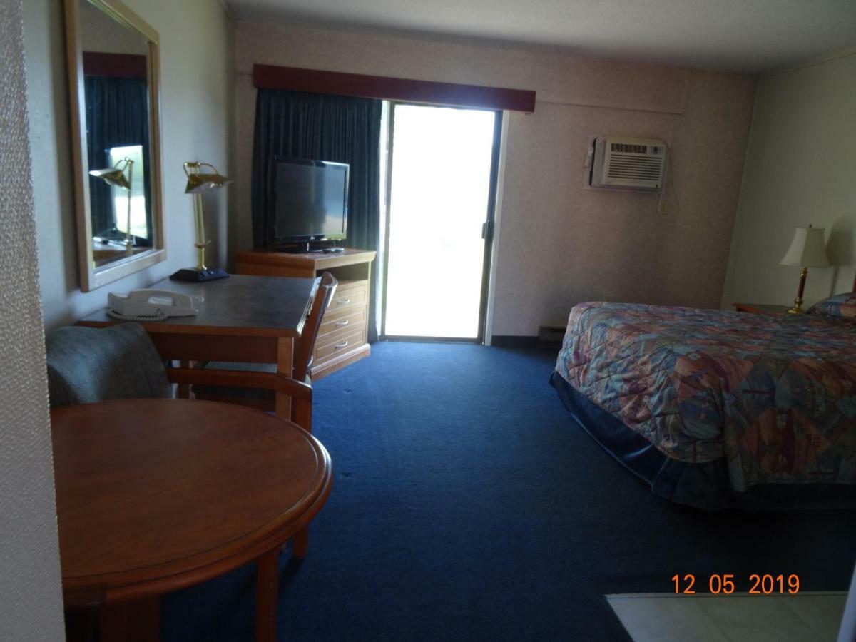 Hospitality Inn Kamloops Bagian luar foto